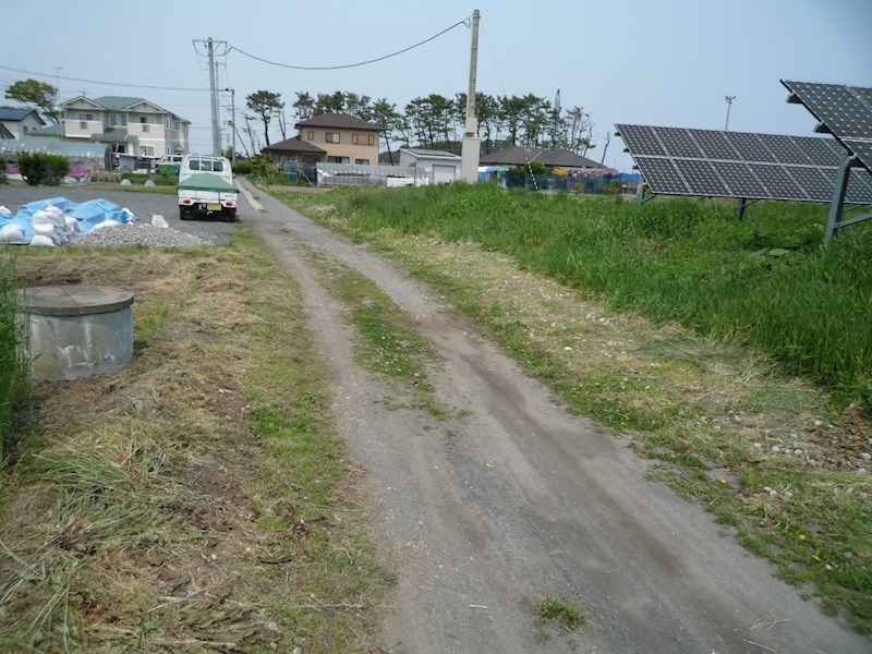 2079　八戸市大字市川町字橋向　土地 現地写真（前面道路含む現地写真）