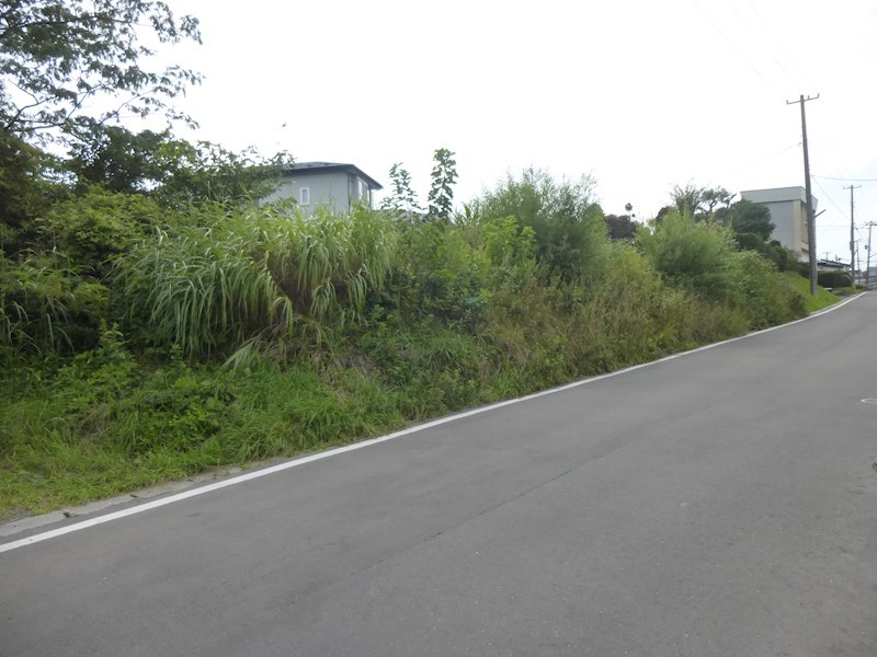 2136　八戸市大字鮫町字古馬屋　土地 現地写真（前面道路含む現地写真）