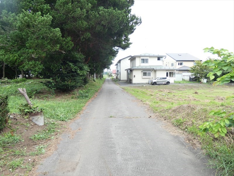 2212　青森県三戸郡階上町大字角柄折字十文字　土地 現地写真（前面道路含む現地写真）