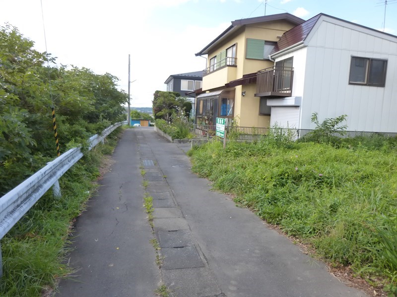 2261　八戸市松ケ丘　土地 現地写真（前面道路含む現地写真）