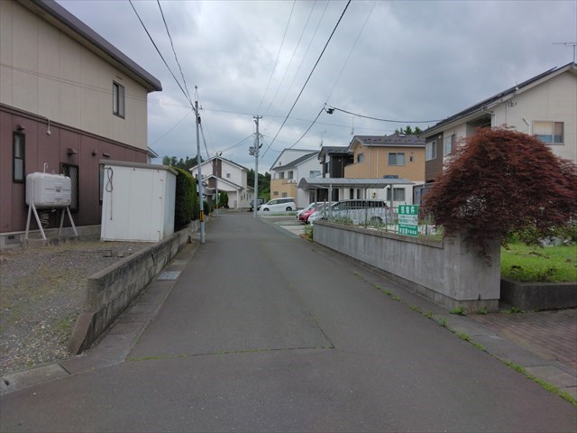 2547　八戸市多賀台２丁目　土地 現地写真（前面道路含む現地写真）