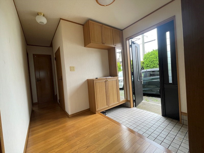 5463　八戸市大字鮫町字ハン木沢　中古住宅※ただいま商談中です 現地写真（玄関）