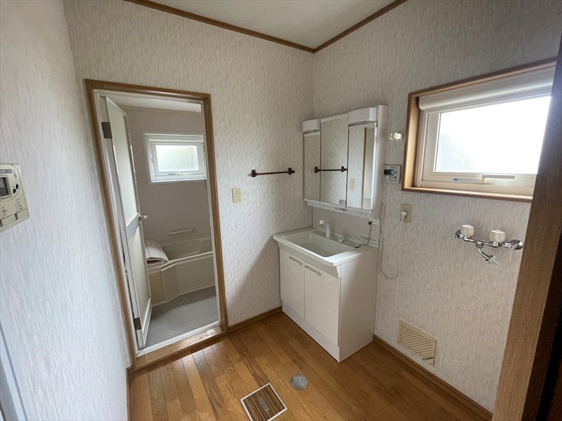 5463　八戸市大字鮫町字ハン木沢　中古住宅※ただいま商談中です 内観写真（洗面台・洗面所）