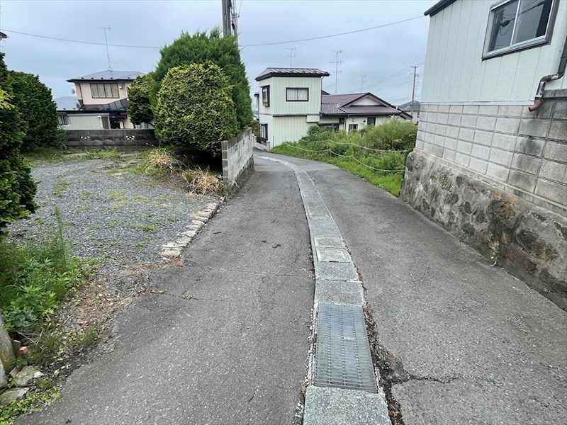 5463　八戸市大字鮫町字ハン木沢　中古住宅※ただいま商談中です 現地写真（前面道路含む現地写真）