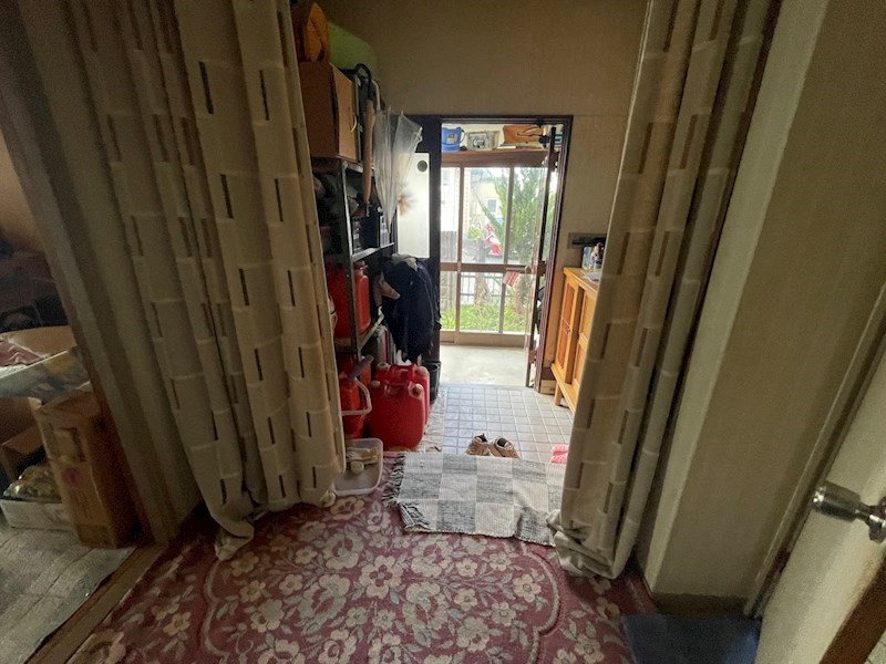 5471　上北郡六戸町小松ヶ丘4丁目　中古住宅※ただ今商談中です 現地写真（玄関）