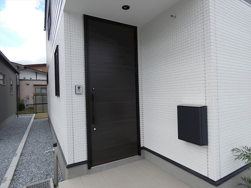 5494　十和田市西五番町DC・A棟 現地写真（玄関）