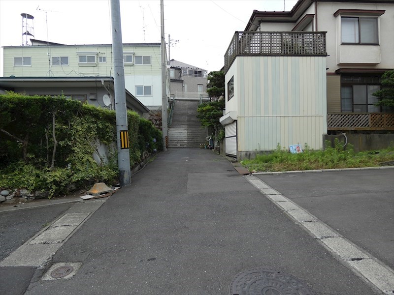 2522　八戸市根城1丁目　土地 現地写真（前面道路含む現地写真）