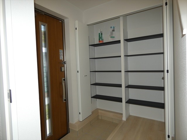 5450　クレイドルガーデン三沢市松園町第5　新築分譲住宅　1号棟※ただ今商談中です 現地写真（玄関）