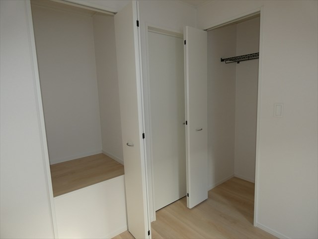 5451　クレイドルガーデン三沢市松園町第5　新築分譲住宅　2号棟 洋室6帖（南側）収納