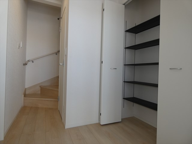 5452　クレイドルガーデン三沢市松園町第5　新築分譲住宅　3号棟※ただいま商談中です 玄関収納