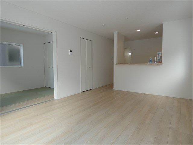 5452　クレイドルガーデン三沢市松園町第5　新築分譲住宅　3号棟※ただいま商談中です 内観写真（リビング）
