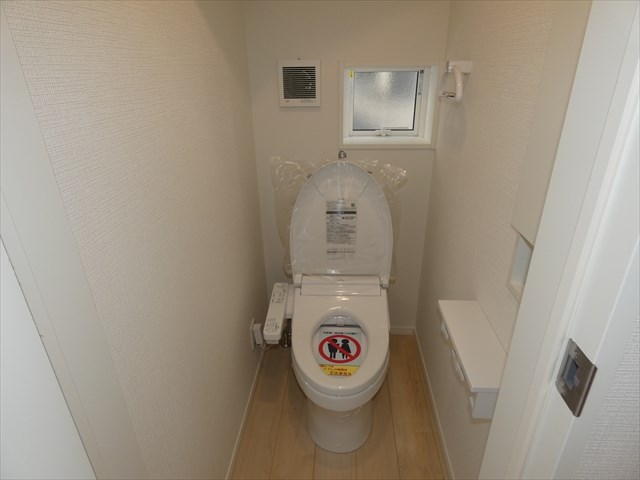 5452　クレイドルガーデン三沢市松園町第5　新築分譲住宅　3号棟※ただいま商談中です 内観写真（トイレ）