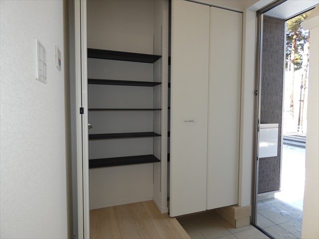 5453　クレイドルガーデン三沢市松園町第5　新築分譲住宅　4号棟※ただ今商談中です 現地写真（玄関）