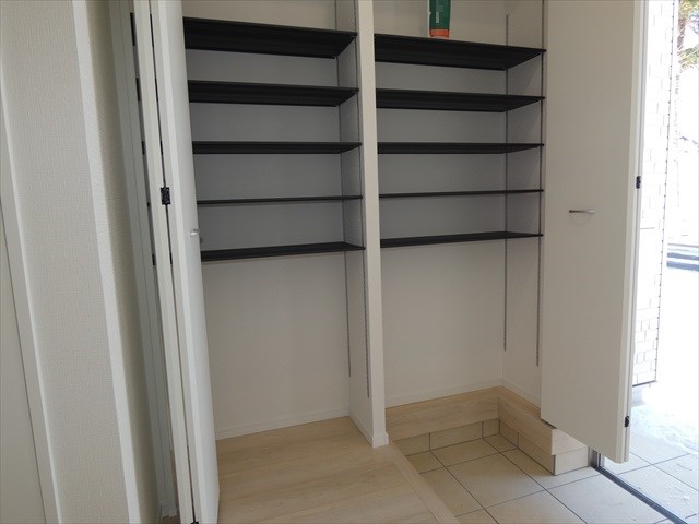 5454　クレイドルガーデン三沢市松園町第5　新築分譲住宅　5号棟※ただいま商談中です 現地写真（玄関）