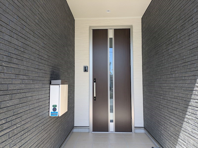 5487　クレイドルガーデン八戸市尻内町第14　新築分譲住宅　2号棟※ただ今商談中です 現地写真（玄関）
