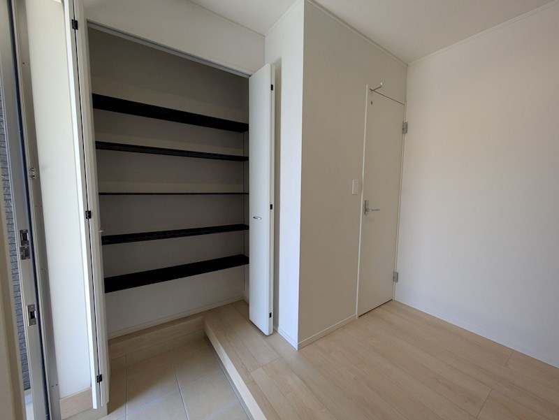 5487　クレイドルガーデン八戸市尻内町第14　新築分譲住宅　2号棟※ただ今商談中です 現地写真（玄関）
