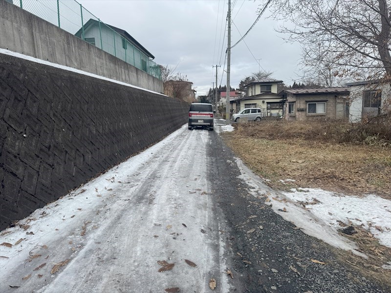 2565　八戸市大字大久保字大塚　土地 現地写真（前面道路含む現地写真）