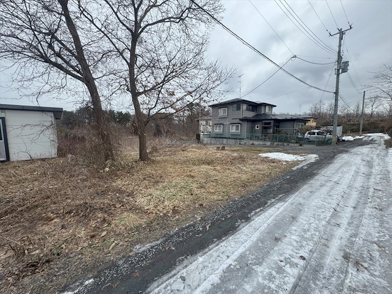 2565　八戸市大字大久保字大塚　土地 現地写真（前面道路含む現地写真）