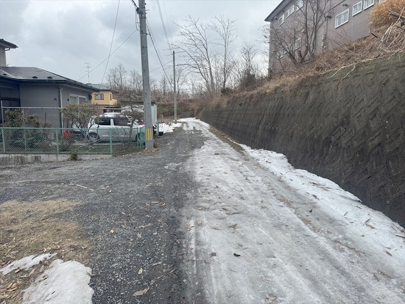 2565　八戸市大字大久保字大塚　土地 現地写真（前面道路含む現地写真）