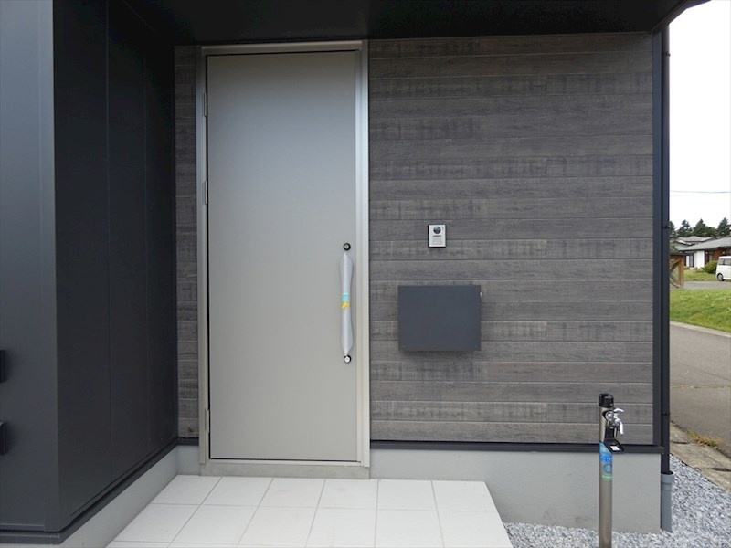 5521　八戸市多賀台三丁目DC・B棟※ただ今商談中です 現地写真（玄関）