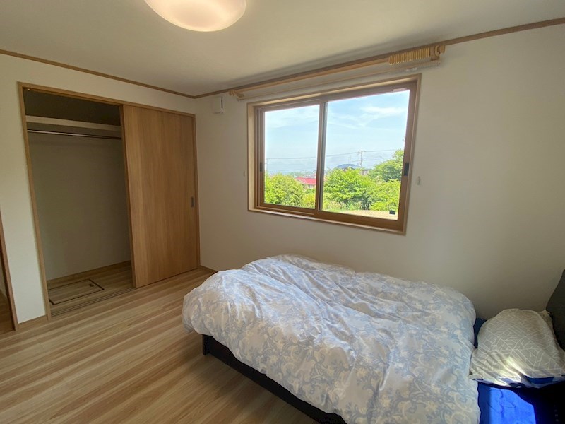5551　八戸市大字鮫町字ハン木沢A-1　新築建売住宅 内観写真（リビング以外の居室）